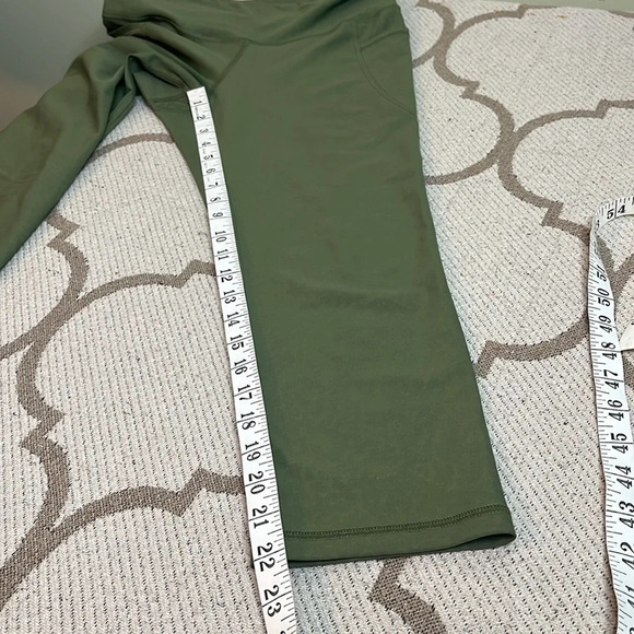 Old navy active elevate high rise go dry olive emboss leggings, 22” inseam - Picture 6 of 15